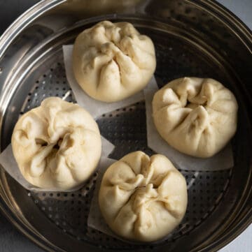 banh bao in steamer pot